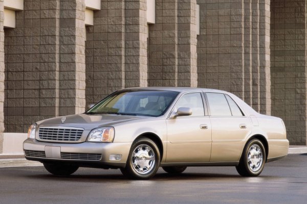 На пръв поглед няма нищо забележително в осмото и последно поколение на Cadillac DeVille. И все пак това е първият масово произвеждан автомобил с камера за нощно виждане. На цена от $2000 (около $3000 днес), тази технология е изградена около инфрачервена камера, която открива топлината, генерирана от хора, животни и автомобили в зрителната линия на водача. След това показва изображение, което се показва на дисплея на автомобила. 7000 шофьори са закупили нощно виждане през 2000 г. само в Америка

Тук отново компанията майка на Cadillac - General Motors, е твърде далеч пред другите. Търсенето на функцията спада в началото на 2000-те години и само 600 купувачи я поръчмат през  2004 година. Тя отпада от списъка с опции на следващата. Cadillac така и не предлага друга система за нощно виждане, докато не прави много подобрена версия през 2016-а.